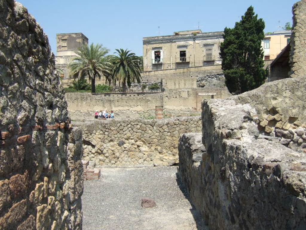 III, 19/18/1, Herculaneum, May 2006. Looking west along unnumbered corridor, on south side of room 32.